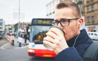 ludzie cały czas wpatrujących się w ekrany swoich smartfonów