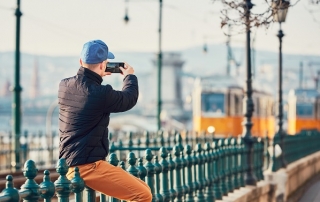 ludzie cały czas wpatrujących się w ekrany swoich smartfonów